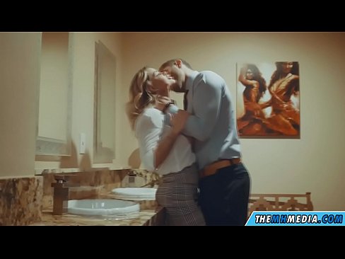❤️ Pe a faaosoosoina oe e se blonde busty i totonu o se faletaele lautele Vitio fa'ata'ita'i ❤